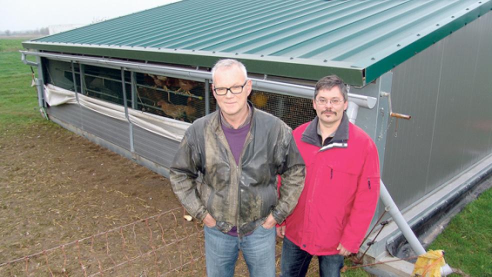 Kees Vermue (links) und Ottmar Ilchmann hoffen, dass die Stallpflicht auf unbestimmte Zeit schon bald wieder aufgehoben wird.  © Foto: Boelmann