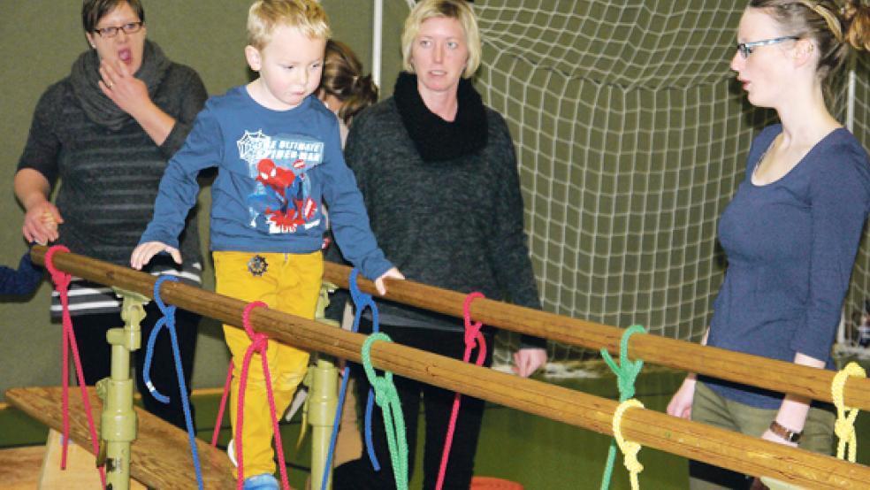 Bewegung macht den Meister: Deshalb ist die wackelige Konstruktion aus Bank und Seilen für Lukas auch gar kein Problem. Neben der Bewegung wird im Kindergarten Dollart in Ditzumerverlaat auch besonders auf die gesunde Ernährung des Nachwuchses geachtet. © 