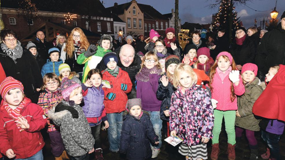 Kinderliedermacher Christian Hüser aus Meppen hat auch in Weener viele kleine Fans, wie sein Auftritt auf der Adventsmarkt-Bühne am Samstag bewies. © 