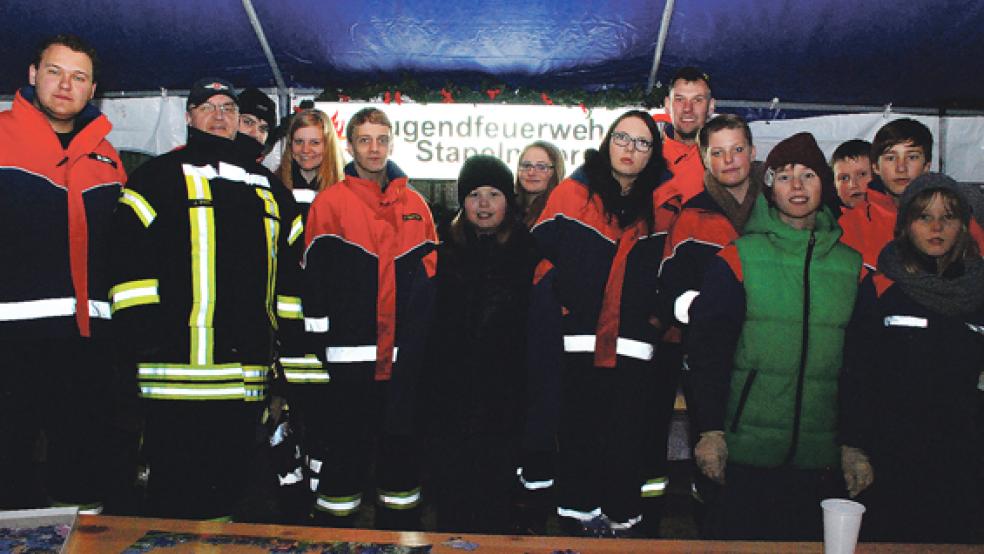 Die Jugendfeuerwehr Stapelmoor beteiligte sich mit einer Verknobelung von Mettwürsten, mit Champignons aus der Pfanne und einer Verlosung am Weihnachtsmarkt »Rund um de Möhlen«. © Fotos: Kuper