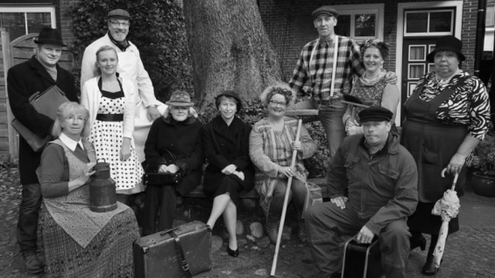 »Mit Kökenbenutzung« heißt das Stück, das die Heimatbühne Bingum ab Februar 2015 aufführen wird. Die Farbigkeit in diesem Foto fehlt, entführen die Schauspieler ihre Zuschauer doch in die Zeit nach dem Zweiten Weltkrieg. © Foto: Wolters