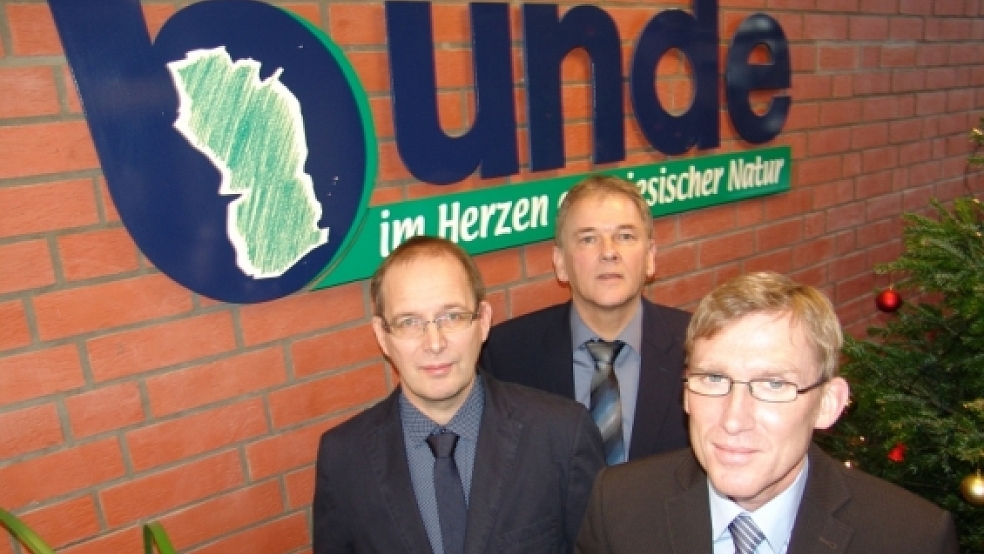 Die neue Bunder Verwaltungsspitze (von links): Hans Joachim Schlötel (Kämmerer), Gerald Sap (Bürgermeister) und Harm-Markus van Vügt (Allgemeiner Stellvertreter). © Foto: Boelmann