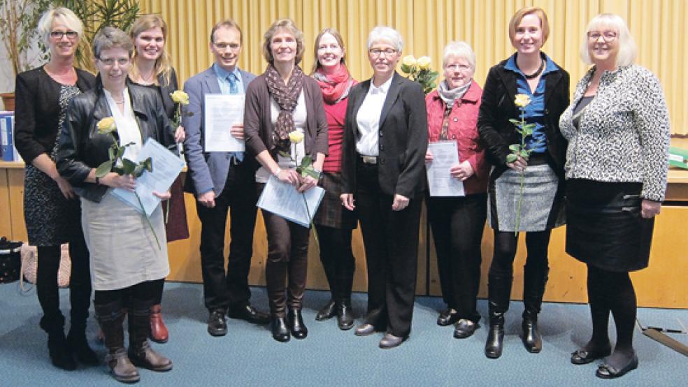 Bei der Zertifikatsübergabe in Hannover (von links): Silvia Wessels (Leiterin des Kindergartens »Hundert Welten« in Leer), Ilse Katritzke (Leiterin des Kindergarten Ihrhove), Birte Engelberts (Fachberaterin beim Diakonischen Werk in Leer), Johannes Miege (Pastor in Borssum), Gertraud Reeners (Leiterin des Kindergarten Borssum), Sabrina Weber (stellvertretende Leiterin in Borssum) Erika Brahms (Dozentin des Diakonischen Werks in Hannover), Elisabeth Hündling (Kirchenrat Ihrhove), Kerstin Groenewold (Leiterin des Kindergartens Bunde) und Helma Timmer (Kita-Ausschuss Bunde). © Foto: privat