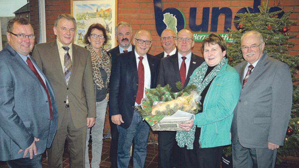 Die Diepholzer Gans mit ihren Überbringern Wilhelm Paradiek (von links), Marta Sickinger, Ulrich Halfpap, Hans-Werner Schwarz, Werner Scharrelmann, Dr. Thomas Schulze sowie Werner Schneider zu Gast bei Johanne Modder und Bürgermeister Gerald Sap (2. von links) im Bunder Rathaus. © Foto:Himstedt