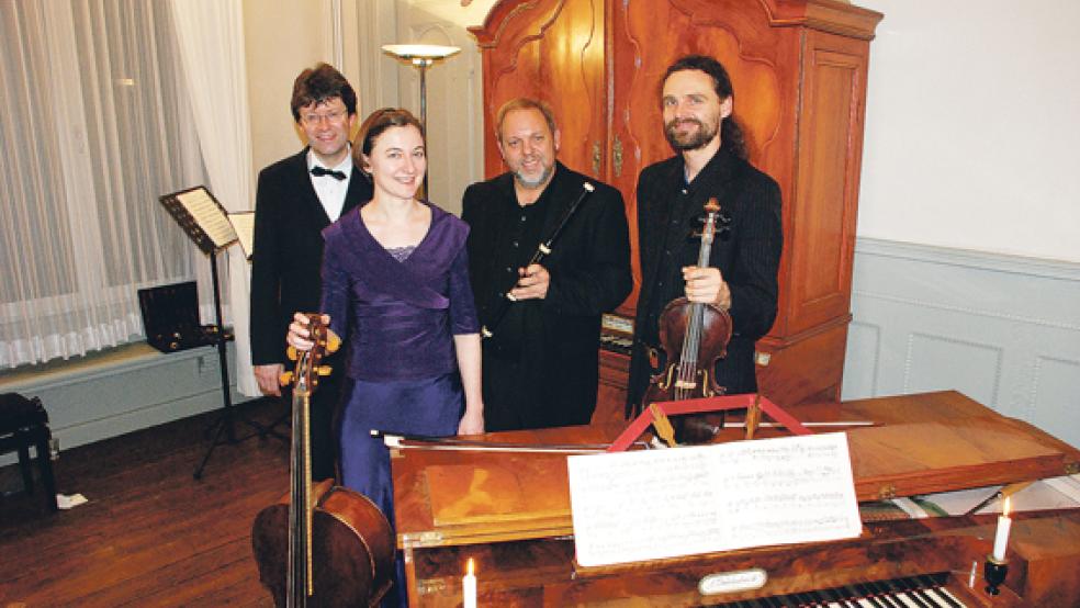 »Kammermusik im empfindsamen Stil« erklang im Organeum, hingebungsvoll gespielt von Winfried Dahlke (Hammerklavier), Poppy Walshaw (Violoncello), Hajo Wienroth (Traversflöte) und James O’Toole (Violine).  © Foto: Kuper