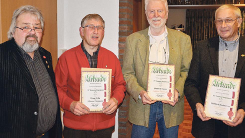 Egge Mansholt ehrte die langjährigen Teutonia-Mitglieder Franz Kula (25 Jahre), Hendrik Hamer (40 Jahre) und Gerhard Daalmeyer (50 Jahre) (von links).  © Leserfotos: H. Siemons