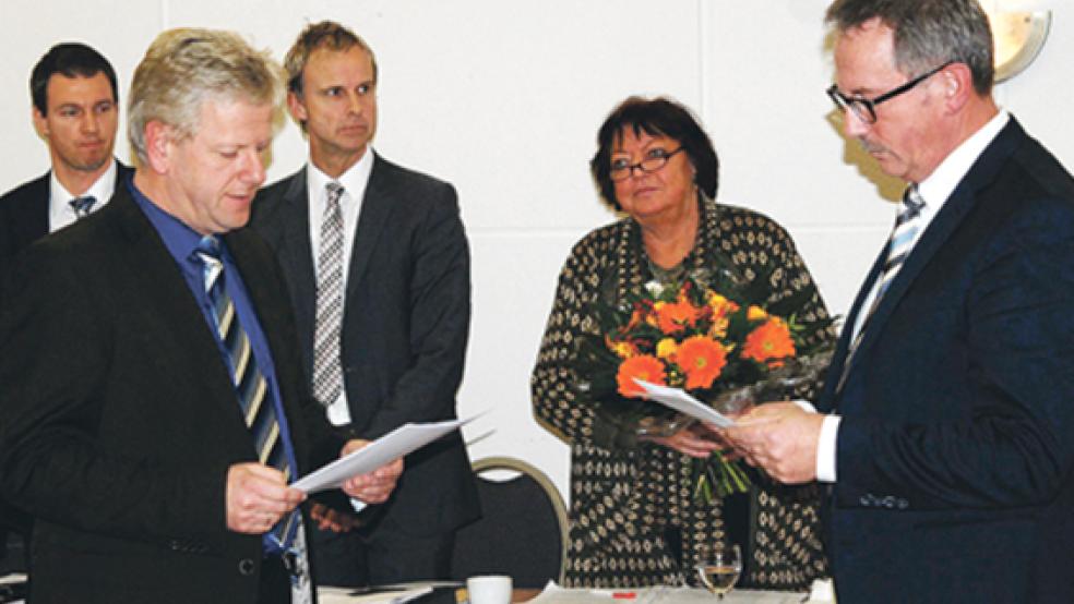 Bürgermeister Ludwig Sonnenberg legte am Donnerstag vor dem Ersten Stellvertretenden Bürgermeister Helmut Geuken seinen Amtseid ab. Im Hintergrund von links die Gleichstellungsbeauftragte Angelika Janssen-Harms, Kämmerer Ingo Großpietsch, Erster Stadtrat Hermann Welp und die Ratsvorsitzende Ute Prang. Wie die übrigen Ratsmitglieder hatten sich auch die Mitarbeiter der Verwaltung bei der Vereidigung von ihren Plätzen erhoben. © Foto: Hoegen