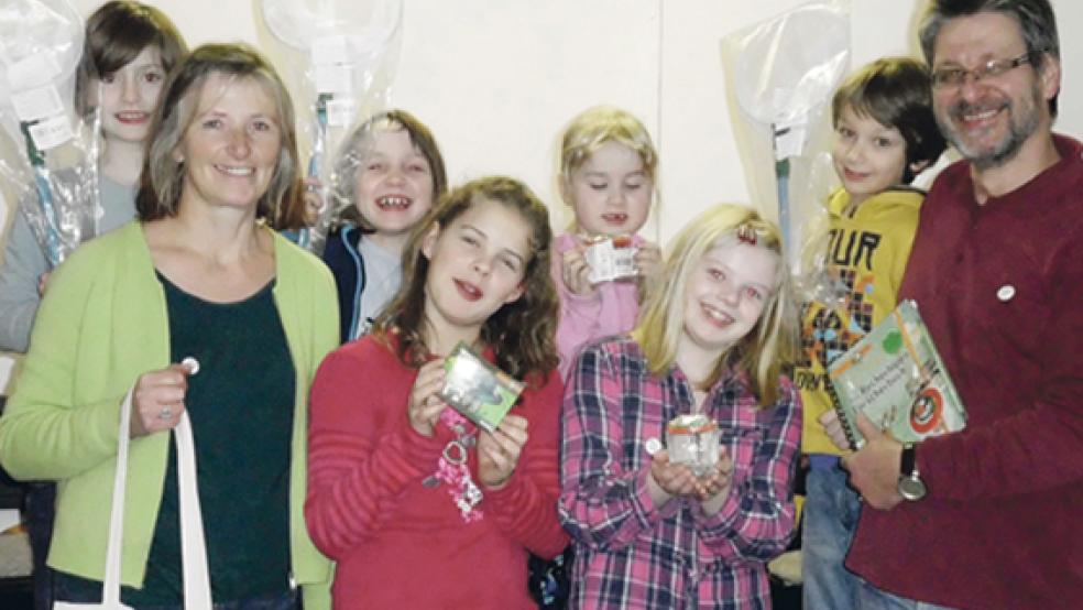 Mit Starterkits ist die Kindergruppe des Naturschutzbundes jetzt vom Landesverband ausgestattet worden. Betreut werden die kleinen Naturforscher aus dem Rheiderland von Agnes Ratering und Rafael Gil Brand. © Foto: Mamsch (Naturschutzbund)