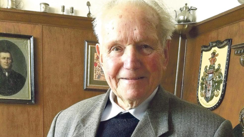 Präsentiert das Kirchenbüchlein, an dem er als Autor mitgewirkt hat: Franz Marheineke. © Foto: Hanken