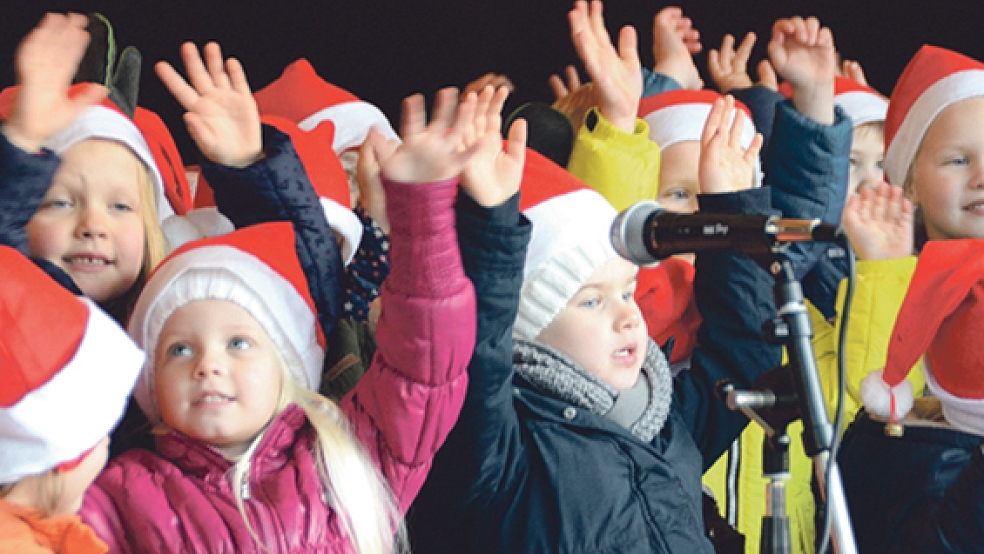 Die »Singmuuskes« der Kita Bunde stimmten bei der Eröffnung mit fröhlichen Weihnachtsliedern auf den Weihnachtsmarkt ein. © Fotos: Himstedt (7)/Hanken (2)