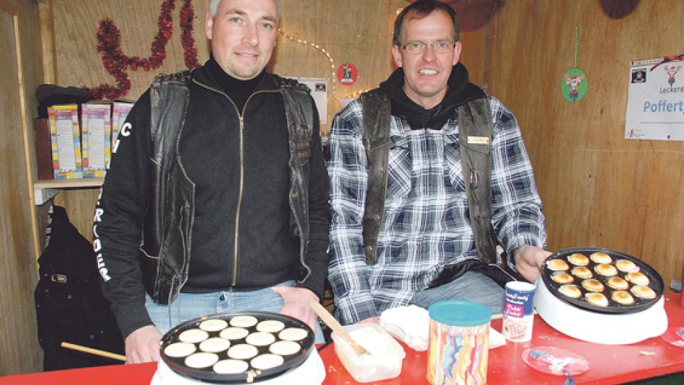 »Leckere Poffertjes« zugunsten der Jugendfeuerwehr Ditzum verkauften Marco (links) und Fietje vom Motorrad-Club »Hard Rider« aus Jemgum. © 