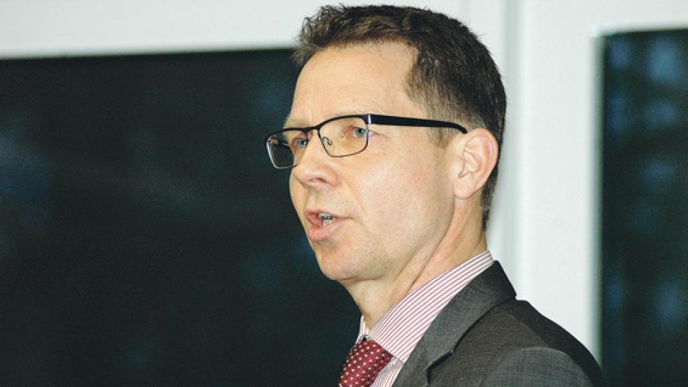 Der Geologe Dr. Udo Schmidt aus Stade vermutet, dass die Herbizide früher an der Bahnstrecke eingesetzt wurden. © Fotos: Szyska