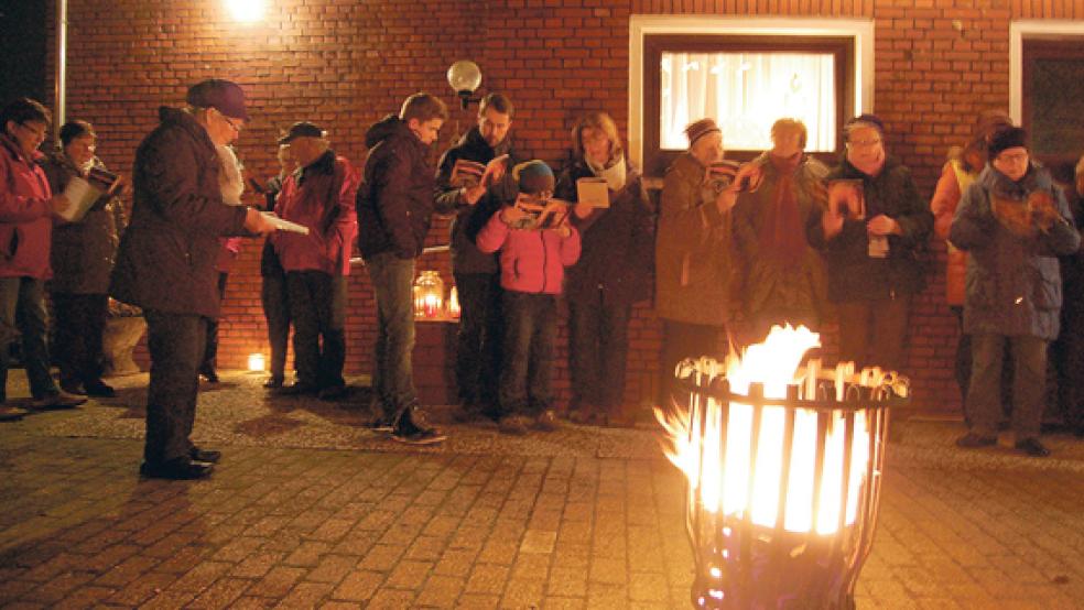 Zum »lebendigen Adventskalender« der evangelisch-lutherischen Kirchengemeinden treffen sich in Bingum (Bild) und Holtgaste jeden Abend zwischen 15 und 50 Besucher. © Foto: Siegmund