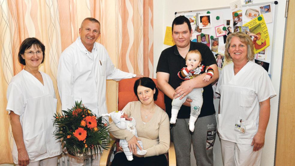 Freuen sich über die Geburt von Jonas Joel Friesacher (von links): Dr. med. Jacek Skubis (Chefarzt der Klinik für Gynäkologie und Geburtshilfe), Tanja Witte und René Friesacher (mit Bruder René Witte).  © Foto: Löning/Klinikum Leer