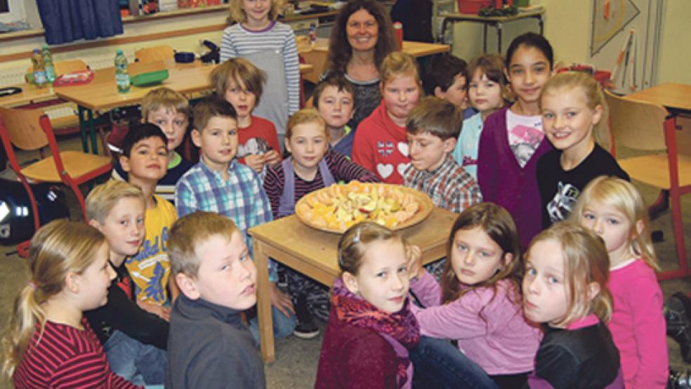 »Früher haben die Kinder wenig Obst mit zur Schule gebracht, jetzt wird viel Obst gegessen.« Christine Thon und die Klasse 3a der Grundschule Weener frühstückten gestern am letzten Schultag - der Obstteller durfte nicht fehlen. © Fotos: Hoegen