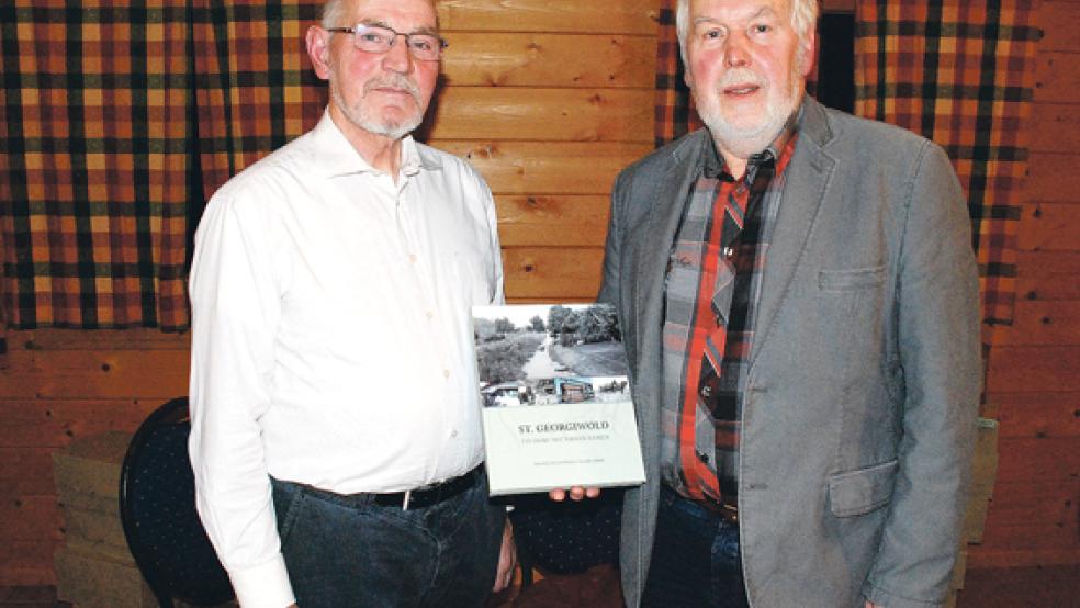 Fast drei Jahre arbeiteten Hinrich Geerdes (links) und Egon Smid an der 300 Seiten umfassenden Dorfchronik St. Georgiwolds. © Fotos: Kuper