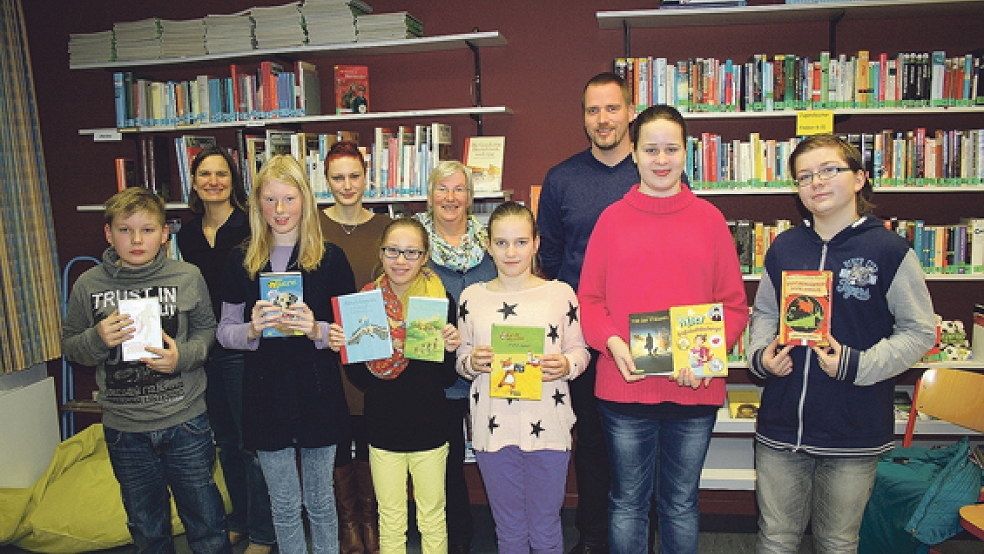 Alle Vorleser erhielten wegen ihrer guten Leistungen einen Buchpreis von Schulleiter Jan Kuiper.  © Foto: privat