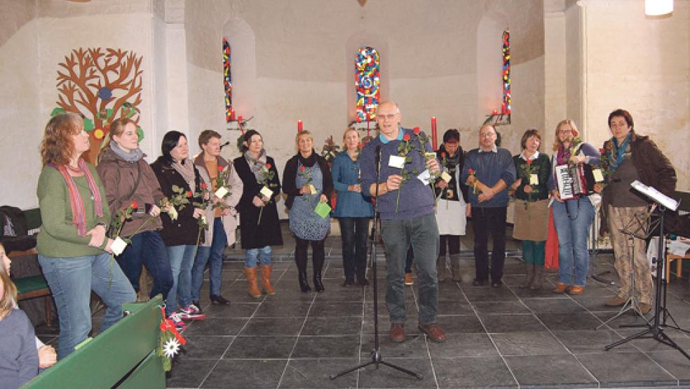 Als Dank erhielten alle Ehrenamtlichen, die für die Grundschule Bingum aktiv sind, eine Rose von Schulleiter Gerrit Wille (mitte). Unter anderem kümmern sich die Helfer um das Schulfrühstück und die Hausaufgabenhilfe. © Foto: privat