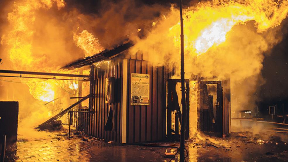 Lichterloh in Flammen standen zwei Holzhütten der Paddel- und Pedalstation beim Schöpfwerk in Weener. Der Schuppen, in dem die Kanus eingelagert waren, wurde komplett zerstört. Auch die Bistro-Hütte brannte fast vollständig ab. © Foto: Klemmer