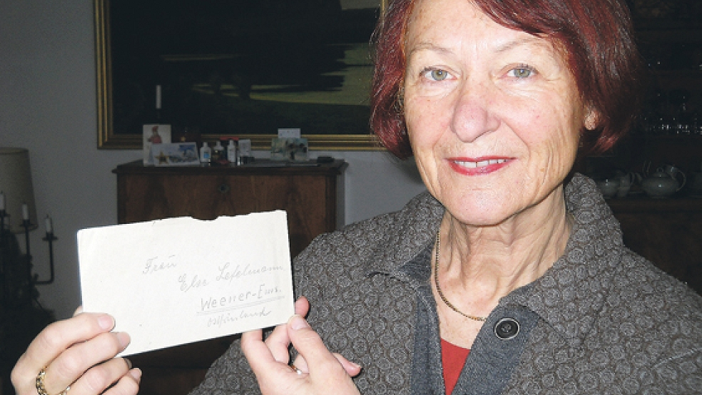 Helga Lefelmann mit dem Brief, den ihr Vater Hermann am 2. Februar 1945 an seine Frau Else schrieb. Sie war damals drei Jahre alt. © Foto: privat