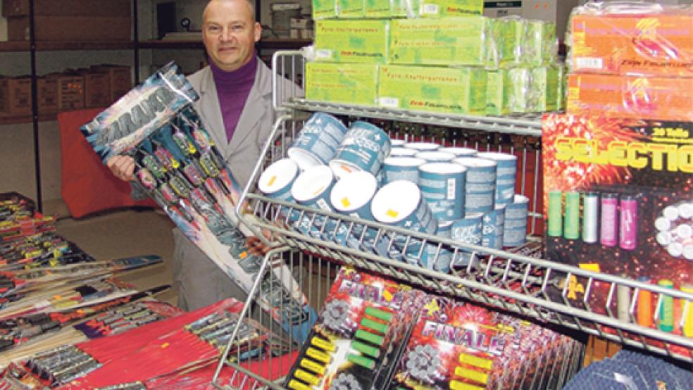 Gerhard Groenewold kennt sich mit Feuerwerkskörpern aus. In seinem Geschäft in Möhlenwarf werden auch viele Kunden aus den Niederlanden kräftig einkaufen.  © Foto: Boelmann