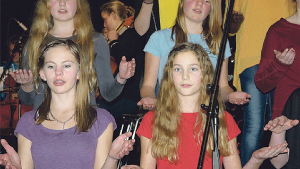 Ein Ohrwurm vom Chorwurm: die jüngsten Sänger des TGG gaben auch eine Version von »Feliz Navidad« zum Besten. Unser Foto zeigt Sara Bollendonk (oben, rechts) und Anna Siemers (unten, rechts) aus Weener bei ihrem Auftritt.  © Foto: Himstedt