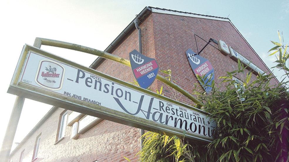 Die Pension »Harmonie« an der Friesenstraße in Weener hat mit Jalmaz Acar einen neuen Besitzer.  © Foto: Hoegen