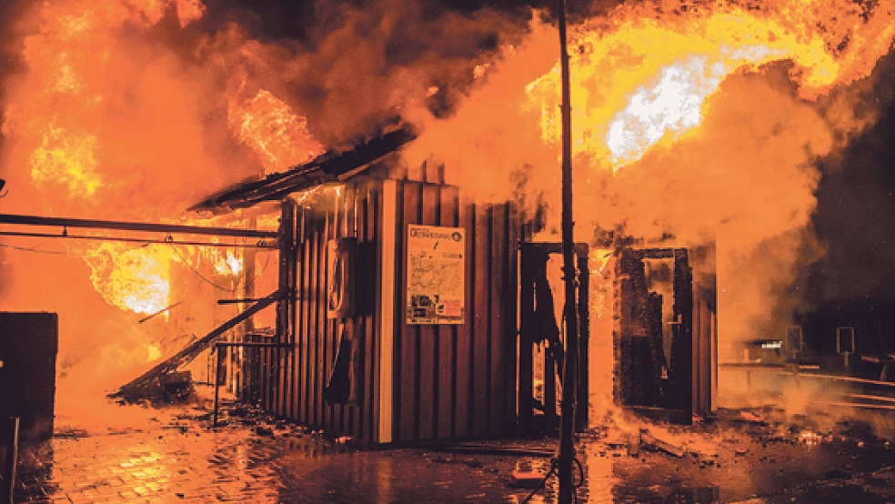 Ein Raub der Flammen wurde vor einer Woche diese Hütte der Paddel- und Pedalstation. Die Polizei sucht jetzt nach den Brandstiftern. © Foto: Klemmer