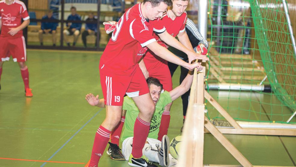 Im Sitzfußball versucht sich ein Firreler gegen zwei Veenhuser. © Foto: Mentrup