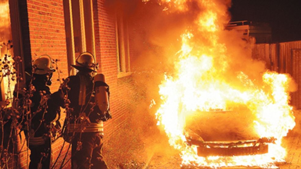 Völlig ausgebrannt ist ein Ford Focus, der vor der Stadtbücherei in Weener stand. Der Feuerwehr gelang es, die Flammen von der Bücherei und dem Holzzaun, hinter dem ein Wohnmobil stand, fern zu halten. © Foto: Bruins