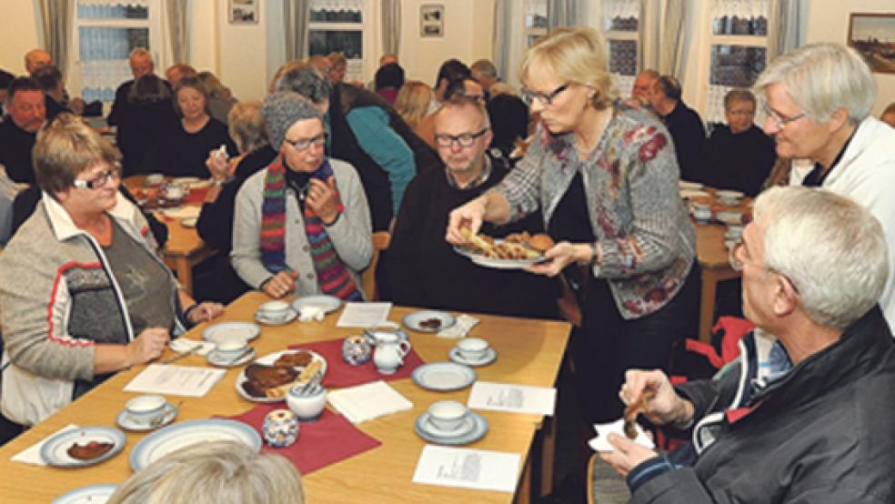 Volle Teller, volles Haus: Bis auf den letzten Stuhl besetzt waren die Tische im »Oll Speitenhus«. Die Resonanz auf den Spezialitätennachmittag ist in den vergangenen Jahren stark gestiegen.  © 