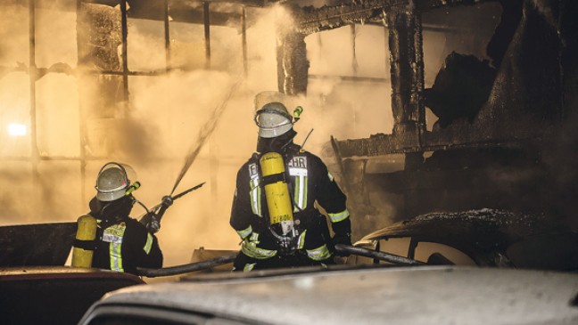 Feuer wütet in Fahrzeughalle