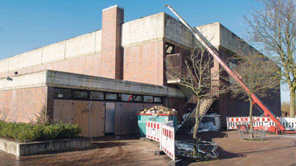 Nicht nur das Dach der Sporthalle bei der Phönix-Schule in Weener wurde saniert. Auch die Duschanlage musste erneuert werden.  © Foto: RZ-Archiv