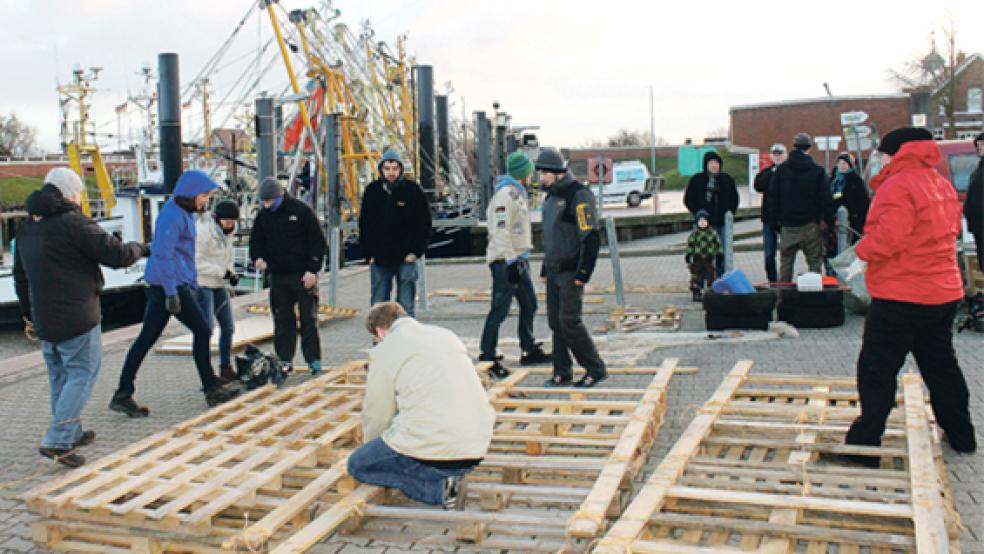 Ein Floß, das an Menschen auf der Flucht erinnern soll, bauten junge Pfadfinder jetzt im Ditzumer Hafen. © Foto: privat