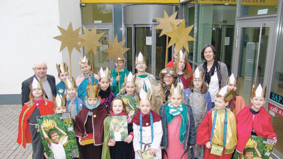 Die Sternsinger der katholischen St. Joseph-Gemeinde in Weener waren gestern auch im Krankenhaus Rheiderland zu Gast.  © Fotos: Boelmann