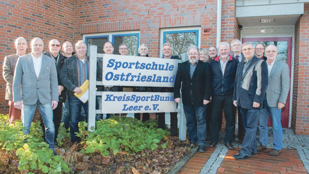 Die Vertreter der begünstigten Vereine trafen sich mit Johann Schön und dem Sportstätten-Ausschuss in der Sportschule Ostfriesland in Hesel. © Foto: Mentrup