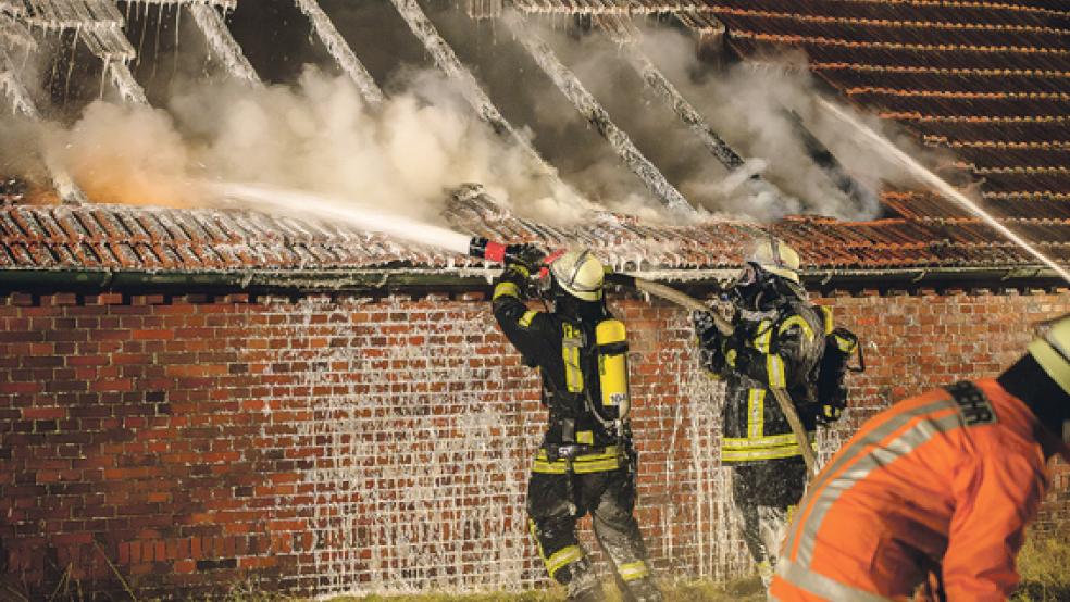 65 Feuerwehrleute nahmen Donnerstagabend den Kampf gegen ein Feuer in einer Scheune in Jheringsfehn auf. Das Gebäude war nicht mehr zu retten. © Foto: Klemmer