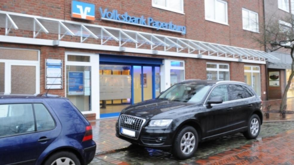 Nach dem Überfall auf diese Volksbank-Filiale in Papenburg hat die Polizei einen Verdächtigen ermittelt. © Assis