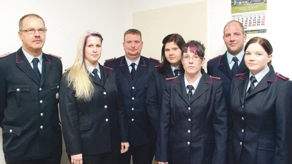 Sieben Mitglieder der Feuerwehr Wymeer-Boen wurden neu aufgenommen oder befördert: (von links) Ortsbrandmeister Peter Lüppens, Frauke Oltmanns, Wolfgang Swart und Imke Sap (alle drei Feuerwehrfrau/-mann), Karin Auen (Oberfeuerwehrfrau), Daniel Bosma (Hauptfeuerwehrmann) und neu aufgenommen als Anwärterin wurde Petra Swart.  © Foto: Kuper