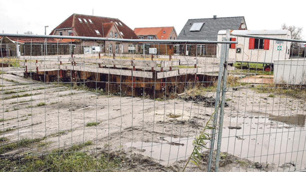 Acht Meter tief ist die Baugrube für die Pumpstation an der Blyhamer Straße in Jemgum. Seit Juli 2014 steht die Baustelle wegen eindringenden Grundwassers still. © Foto: Szyska