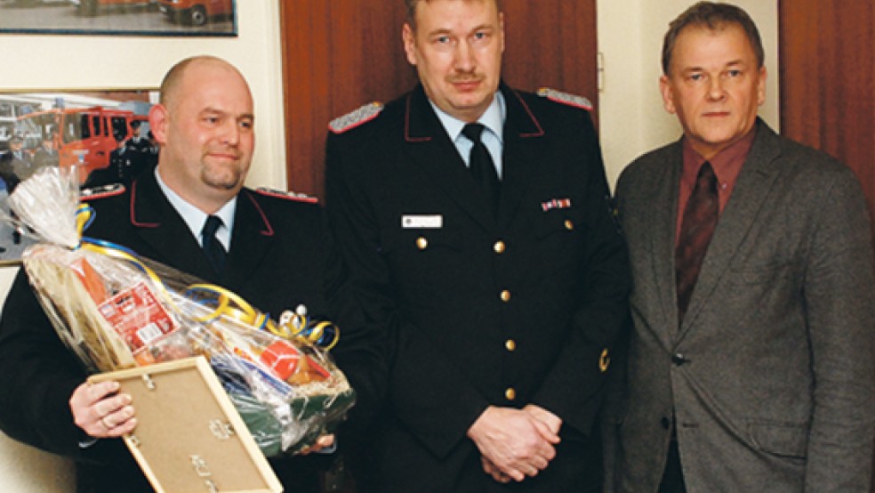 Für »25 Jahre Dienst im Feuerlöschwesen« bei der Ortswehr Bunde erhielt Hauptfeuerwehrmann Stefan Engels (links) von Bürgermeister Gerald Sap Urkunde und Präsentkorb sowie von Brandabschnittsleiter-Süd Ernst Berends das Ehrenzeichen der Kreisfeuerwehr. © Fotos: Kuper