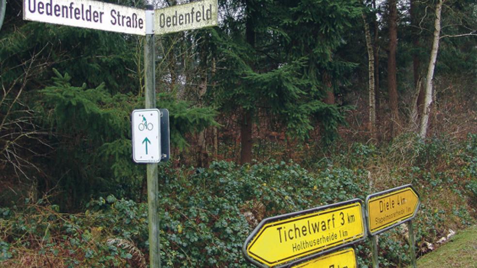 In diesem Waldstück an der Oedenfelder Straße hat die Polizei nach einem 26-jährigen Weeneraner gesucht.  © Foto: Boelmann