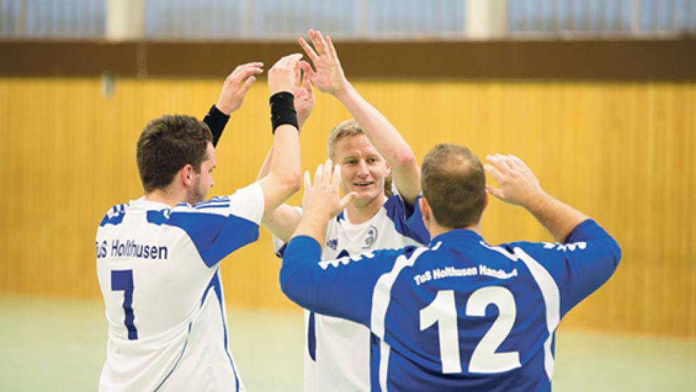 Jubelten in Wittmund: Die Holthuser Handballer um Thomas Pawlik, Markus Janssen und Lars Battermann (von links) feierten einen Start nach Maß ins neue Jahr. © Foto: Mentrup