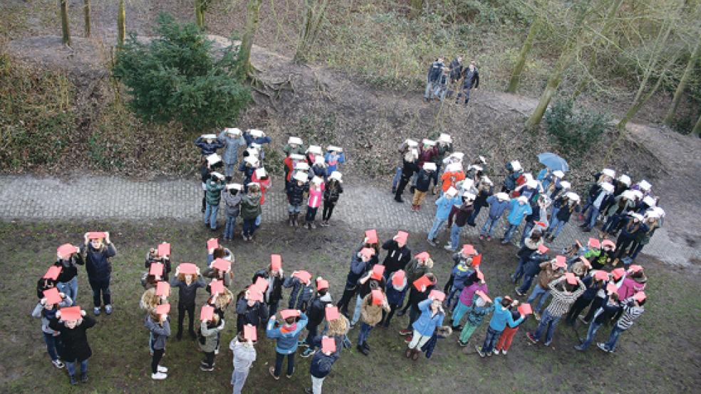 Die Französisch-Schüler der Oberschule Weener formierten sich für ein Foto zur Aussage »Je suis Charlie«. Die Freiheit des Wortes und des Denkens dürfe nicht aufgegeben werden, lautete ihre Botschaft, die sie gemeinsam mit ihren Lehrkräften Amke Boelsen und Renate Bartz vermitteln wollten.  © Foto: privat