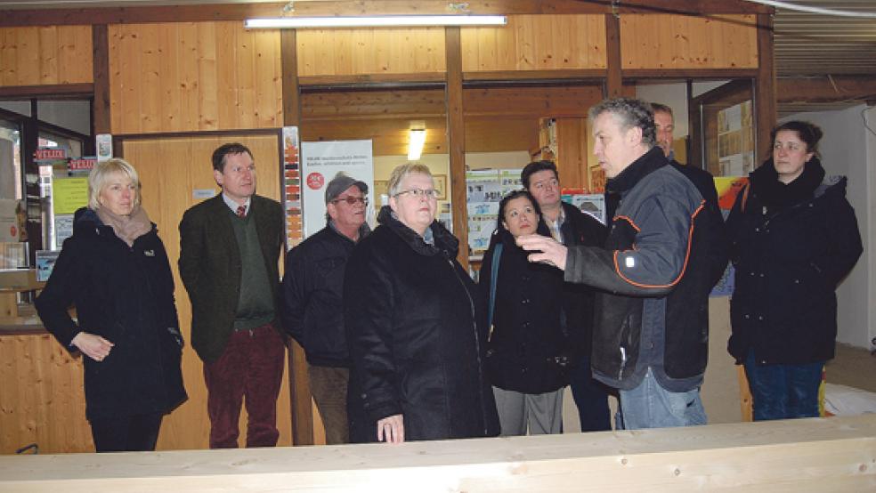 Eduard Hesse (zweiter von rechts) erläutert der CDU-Stadtverbandsvorsitzenden Hildegard Hinderks (links neben ihm) die Umbaupläne für die Lagerhalle. Hier soll ein »offenes Büro« entstehen. Links im Bild Insa Hesse. © Foto: Hoegen