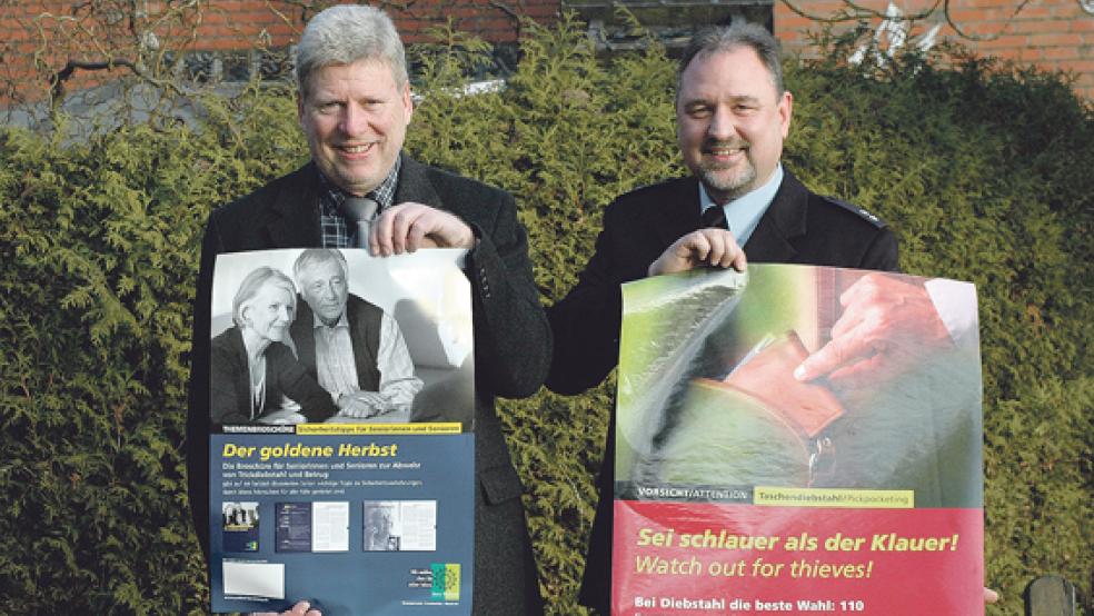 Hoffen auf guten Zuspruch: Bürgermeister Johann Tempel (links) und der Präventionsbeauftragte der Bundespolizei, Hermann Lampen, organisieren gemeinsam die Veranstaltung im Dorfgemeinschaftshaus in Jemgum. © Foto: Szyska