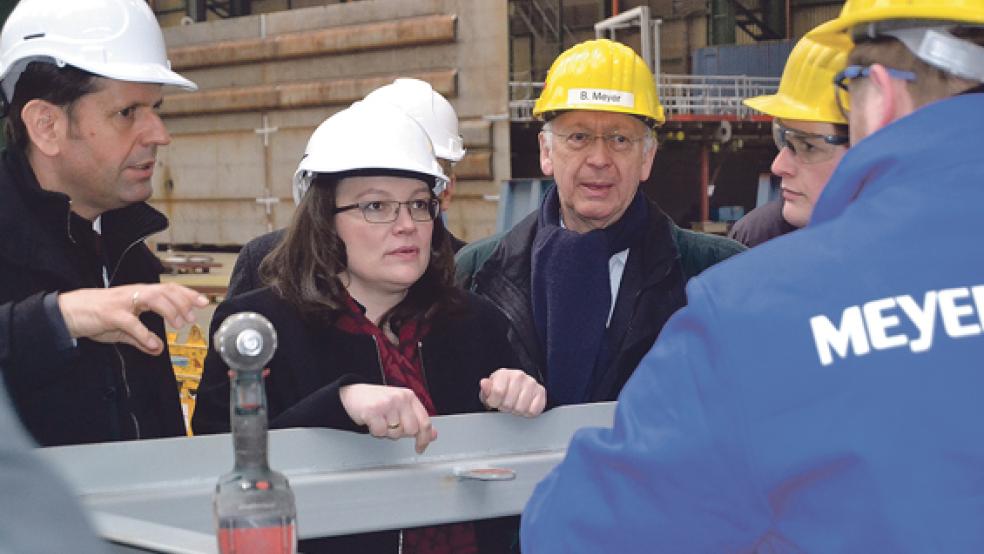 Im Gespräch mit Schiffbauern: Niedersachsens Wirtschaftsminister Olaf Lies und Bundesarbeitsministerin Andrea Nahles ließen sich gestern von Geschäftsführer Bernard Meyer (von links) das Unternehmen in Papenburg zeigen. © Foto: Schillingmann