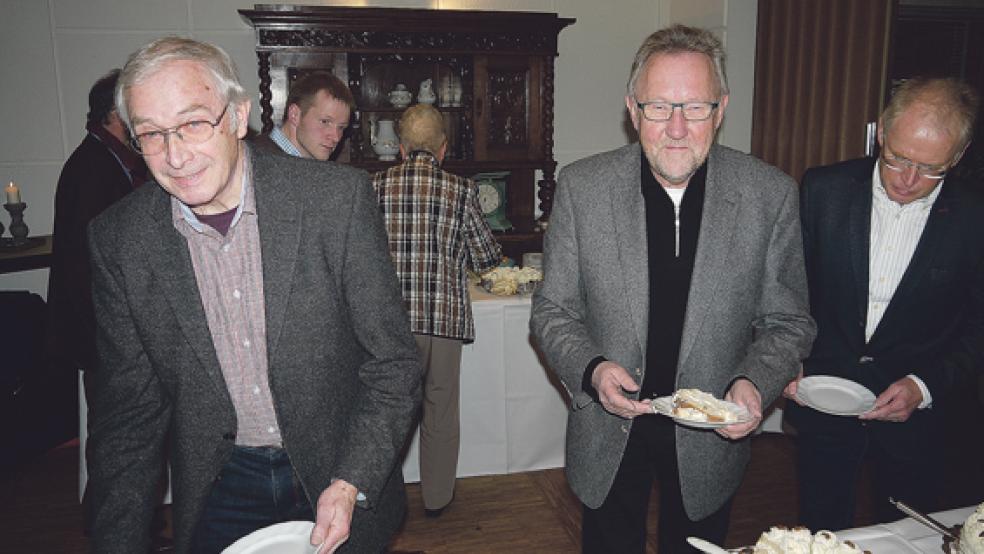 Die Auswahl an Kuchen war fast so groß wie die Vielfalt des Ehrenamtes: (linkes Bild) Claus Mitwollen vom Förderkreis Organeum (rechts) und Gerd Daalmeyer von der Interessengemeinschaft Stapelmoorer Park hatten wie der Rest eine leckere Qual der Wahl. © Foto: Himstedt