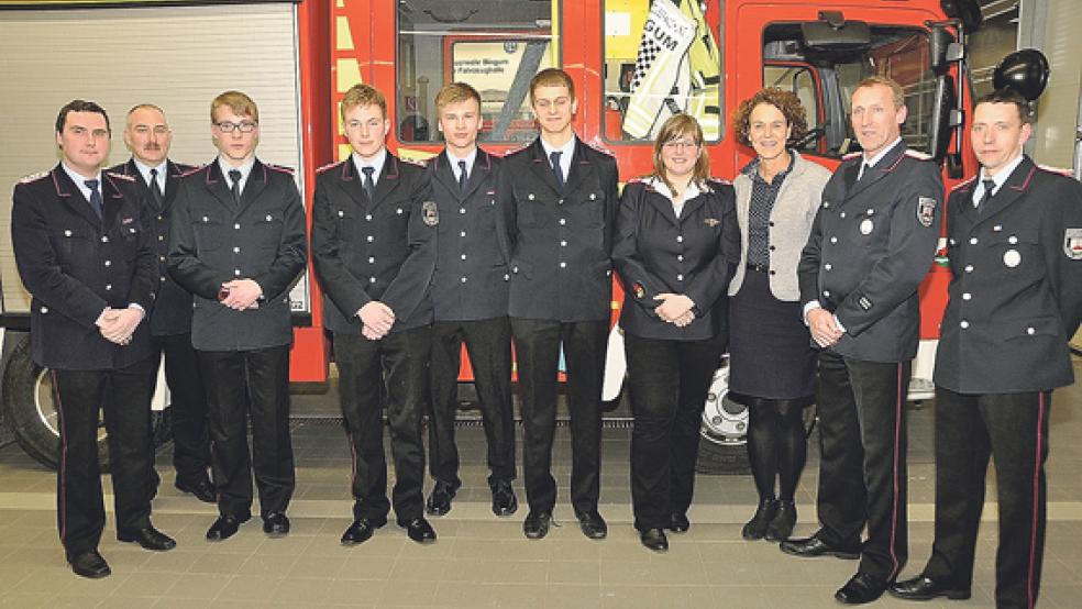 Ortsbrandmeister Ralf-Dieter Harbers (rechts) konnte Bürgermeisterin Beatrix Kuhl (Dritte von rechts) zur Jahresversammlung der Freiwilligen Feuerwehr begrüßen. Das Bild zeigt außerdem (von links) den stellvertretenden Ortsbrandmeister Jan Freese, den stellvertretenden Kreisbrandmeister Ralf Heykants, Florian Maas, Dennis Striek, Matthias Hempel, Jann Pflüger, Sarah Köhnke und Jan Doosje. © Foto: Wolters