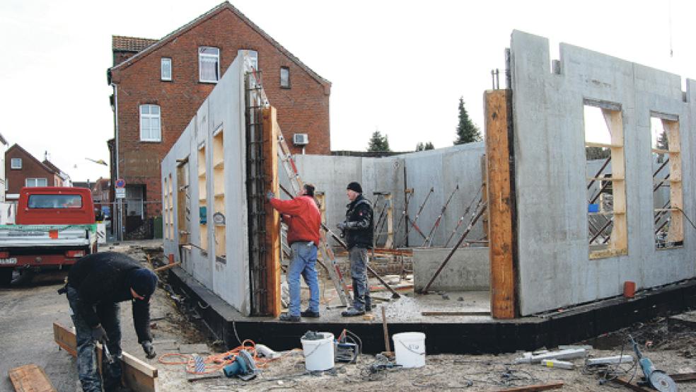 Aus Stahlbetonfertigteilen besteht das »Grundgerüst« des Erdgeschosses des Neubaus. Bis Ende März soll dieses Erdgeschoss im Rohbau fertiggestellt sein. © Fotos: Hoegen